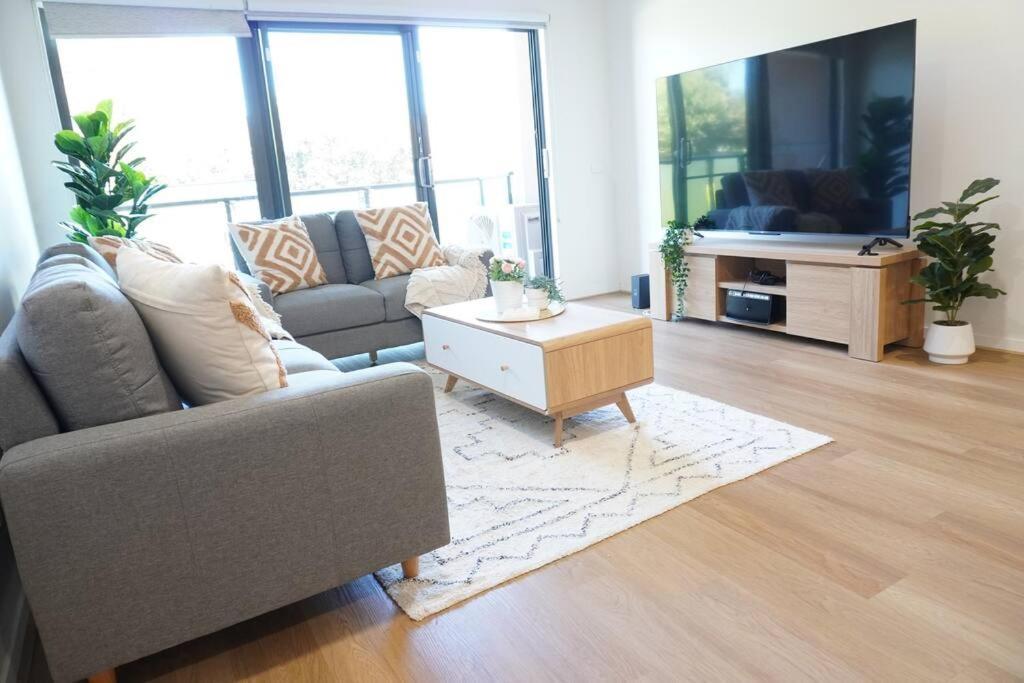 Viqi Two Bedroom Apartment Front Of Century Walk Including Premium Netflix & Prime Amazon With 75 Inch Tv グレン・ヴェイバリー エクステリア 写真