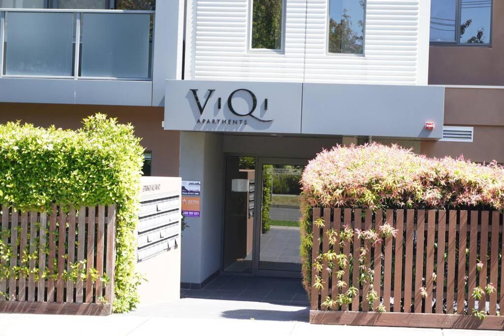 Viqi Two Bedroom Apartment Front Of Century Walk Including Premium Netflix & Prime Amazon With 75 Inch Tv グレン・ヴェイバリー エクステリア 写真